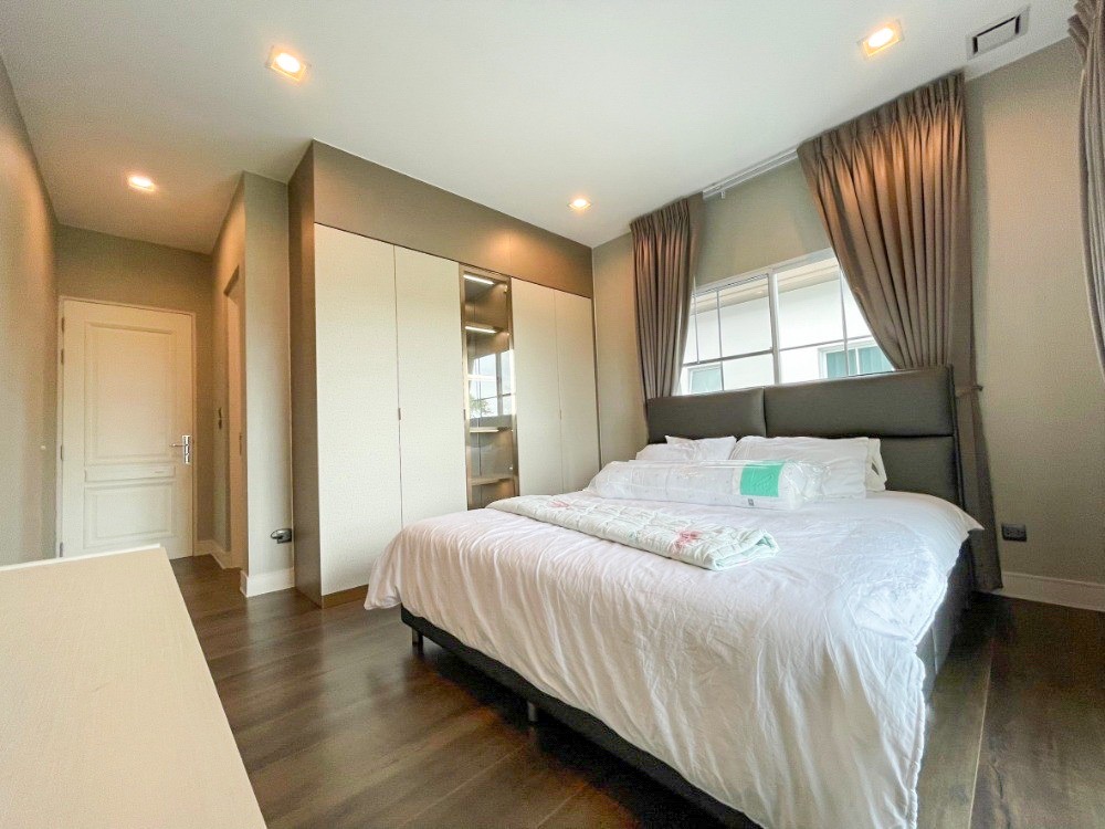 Stunning 4-bed, 4-bath house at Nantawan Ramintra. 291 sqm, pet-friendly, with private parking. Rent at 200,000 THB/month or sale at 30M.