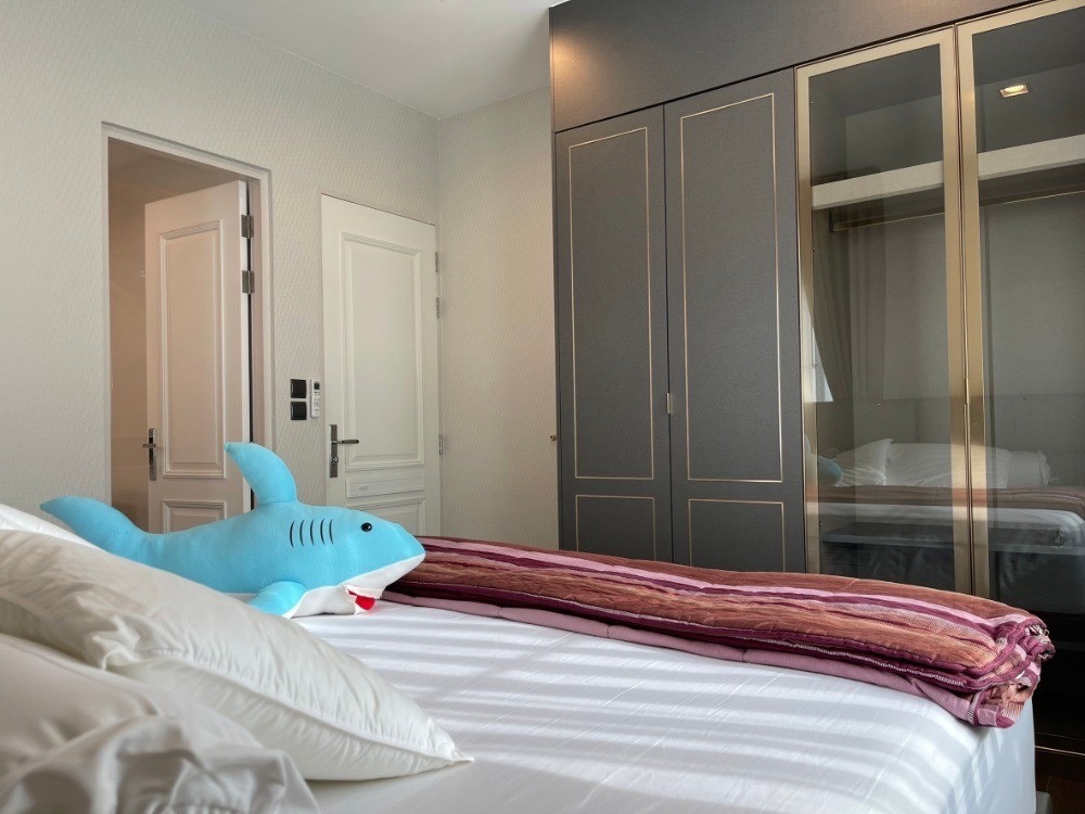Stunning 4-bed, 4-bath house at Nantawan Ramintra. 291 sqm, pet-friendly, with private parking. Rent at 200,000 THB/month or sale at 30M.