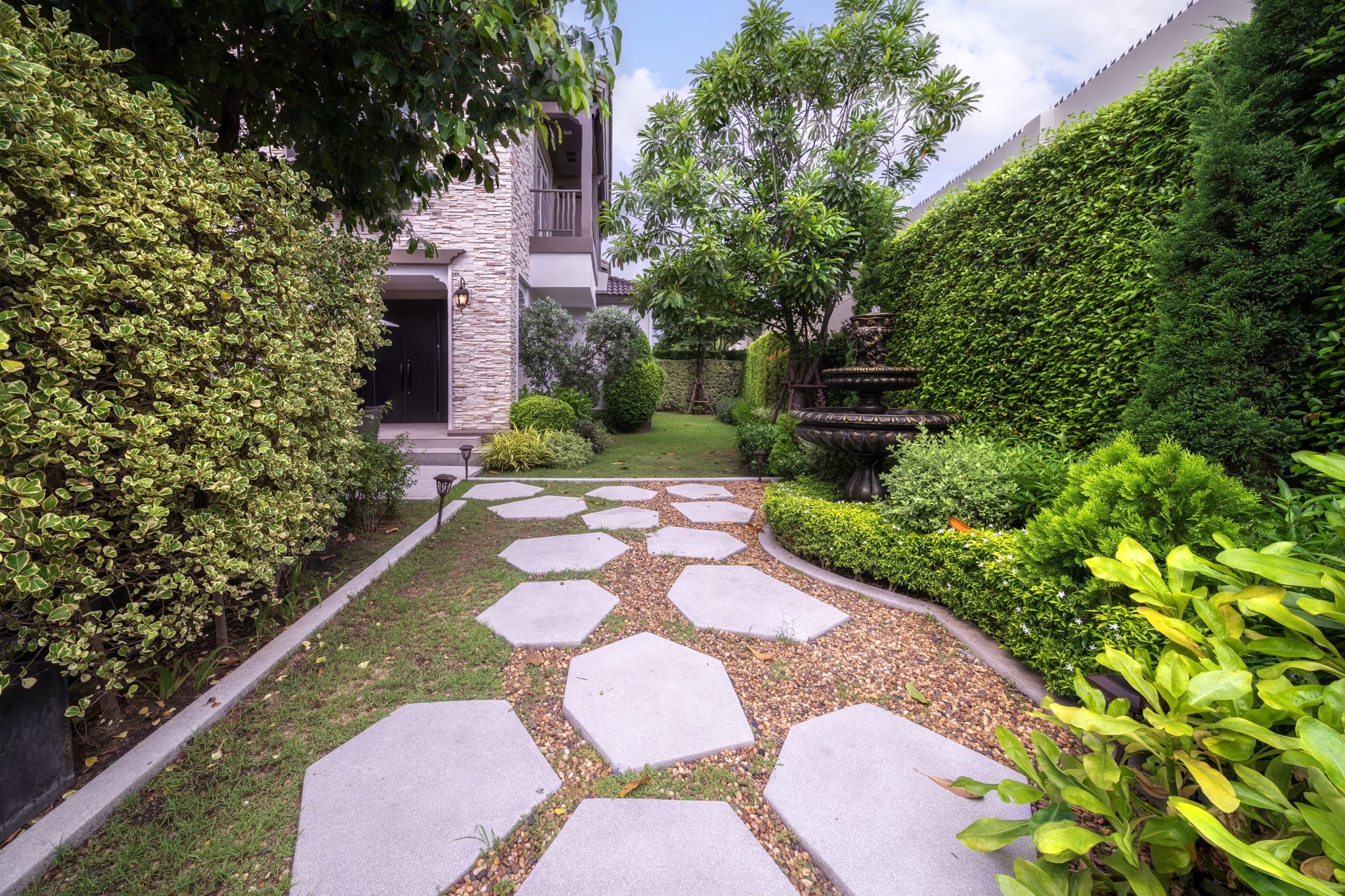 Stunning 4-bed, 4-bath house at Nantawan Ramintra. 291 sqm, pet-friendly, with private parking. Rent at 200,000 THB/month or sale at 30M.