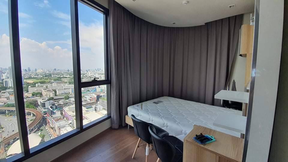 Modern 2-bed, 1-bath condo at Ideo Q Victory, 45 sqm, with monument view and just 0 meters from BTS Victory Monument. Rent for 38,000 THB/month.