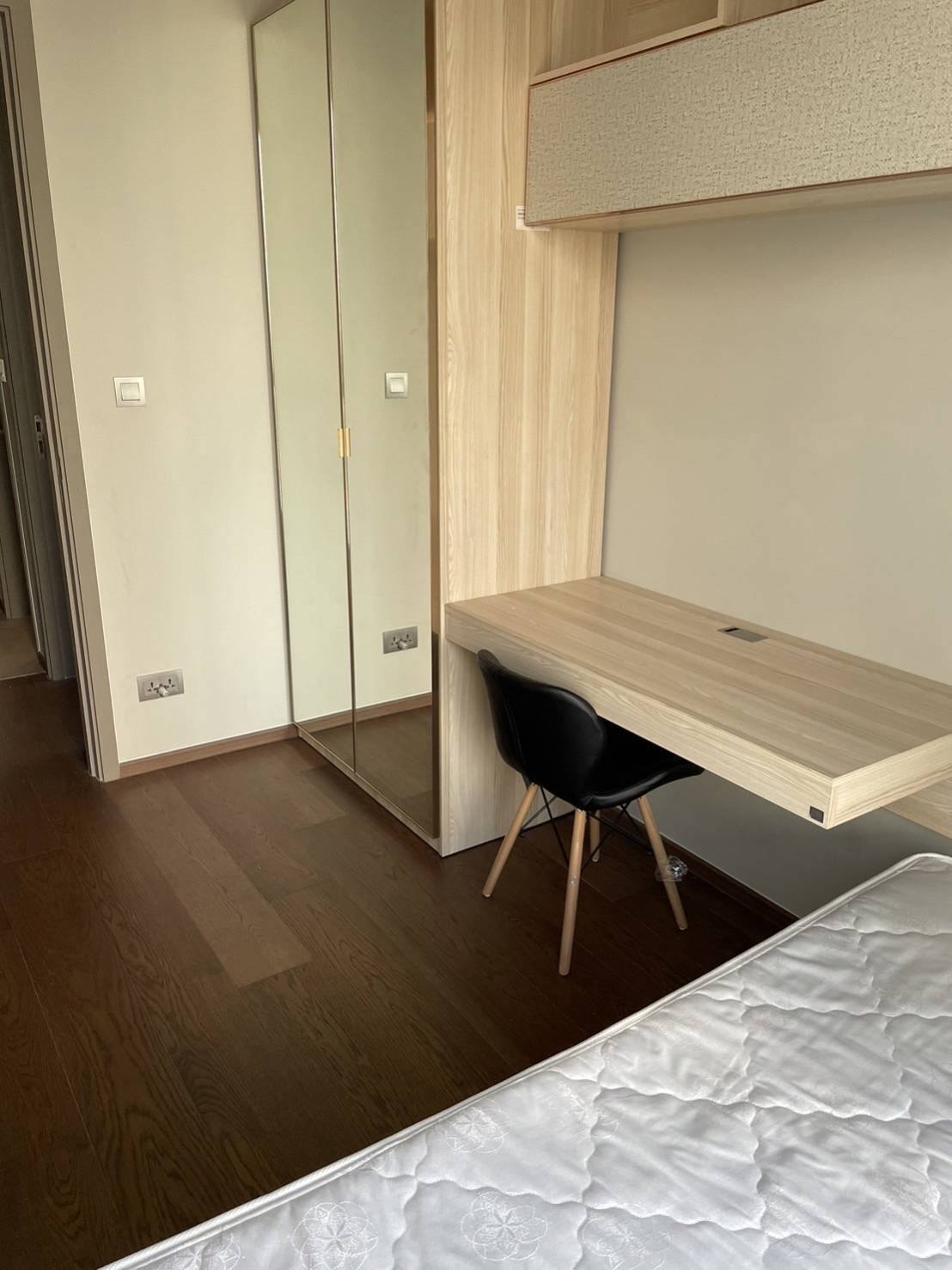 Modern 2-bed, 1-bath condo at Ideo Q Victory, 45 sqm, with monument view and just 0 meters from BTS Victory Monument. Rent for 38,000 THB/month.