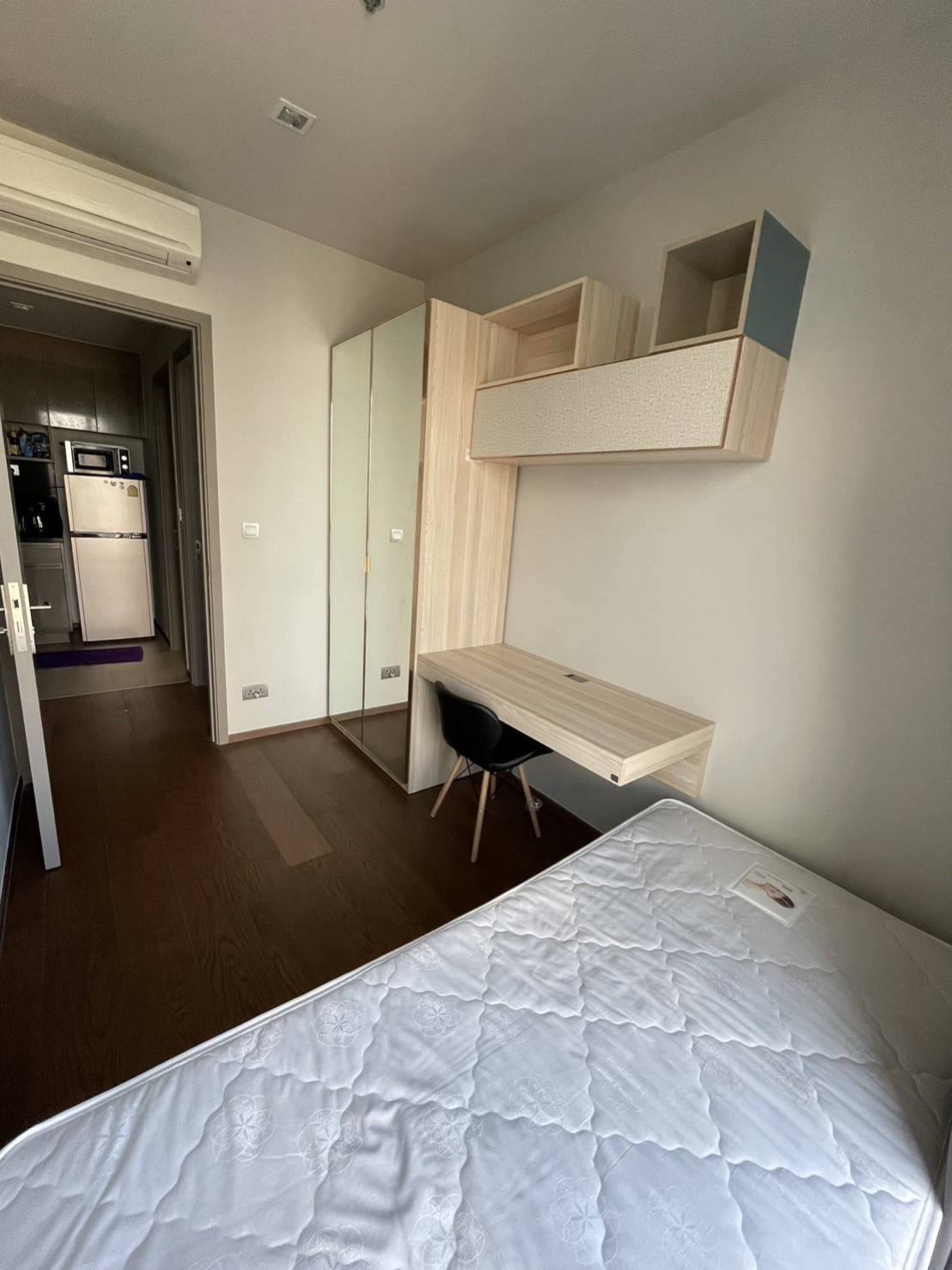Modern 2-bed, 1-bath condo at Ideo Q Victory, 45 sqm, with monument view and just 0 meters from BTS Victory Monument. Rent for 38,000 THB/month.