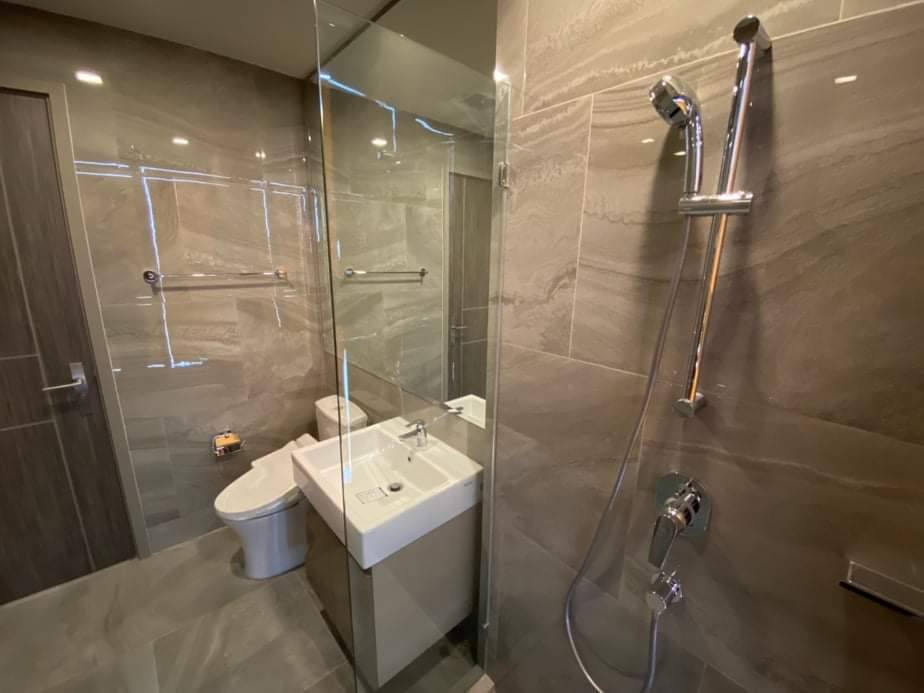 Modern 2-bed, 1-bath condo at Ideo Q Victory, 45 sqm, with monument view and just 0 meters from BTS Victory Monument. Rent for 38,000 THB/month.