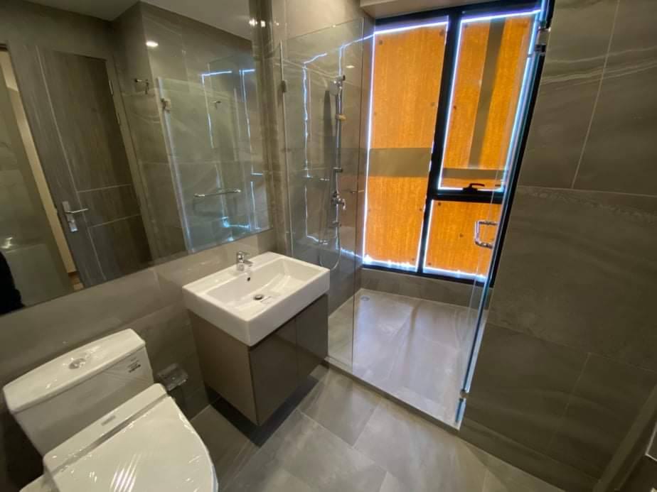 Modern 2-bed, 1-bath condo at Ideo Q Victory, 45 sqm, with monument view and just 0 meters from BTS Victory Monument. Rent for 38,000 THB/month.