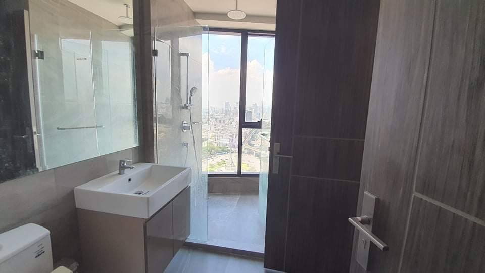Modern 2-bed, 1-bath condo at Ideo Q Victory, 45 sqm, with monument view and just 0 meters from BTS Victory Monument. Rent for 38,000 THB/month.