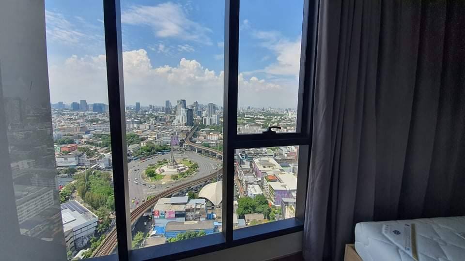 Modern 2-bed, 1-bath condo at Ideo Q Victory, 45 sqm, with monument view and just 0 meters from BTS Victory Monument. Rent for 38,000 THB/month.