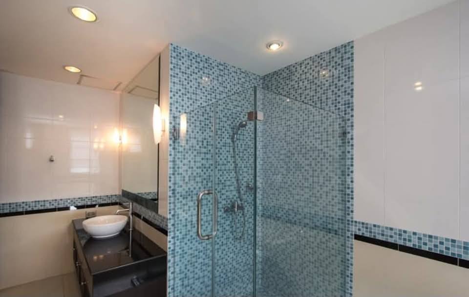 Luxury 3-Bedroom, 3-Bathroom condo at CitiSmart Sukhumvit 18, 120 sqm, fully furnished, near BTS Asoke, for rent at 70K THB/month. Move-in ready.