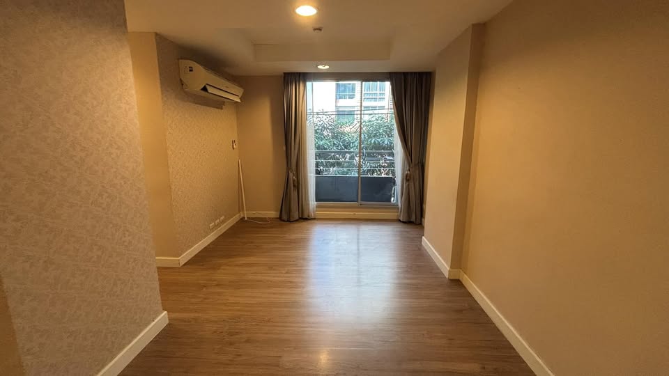 2-bedroom, 1-bathroom 41.63 sqm condo at The Kris 6 Ratchada. Corner unit with garden views. For sale at THB 3.29M or rent at THB 10K/month. Near MRT Sutthisan & Huai Khwang.