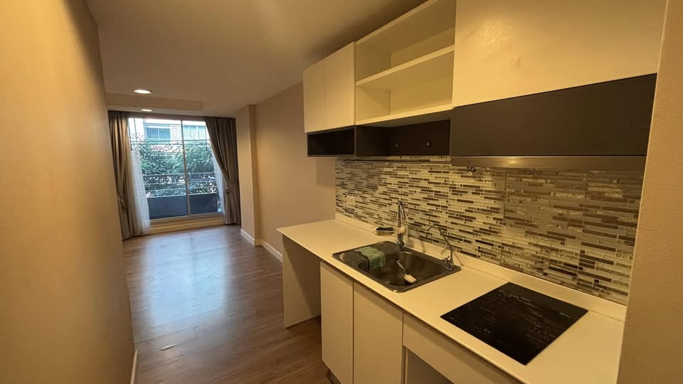 2-bedroom, 1-bathroom 41.63 sqm condo at The Kris 6 Ratchada. Corner unit with garden views. For sale at THB 3.29M or rent at THB 10K/month. Near MRT Sutthisan & Huai Khwang.