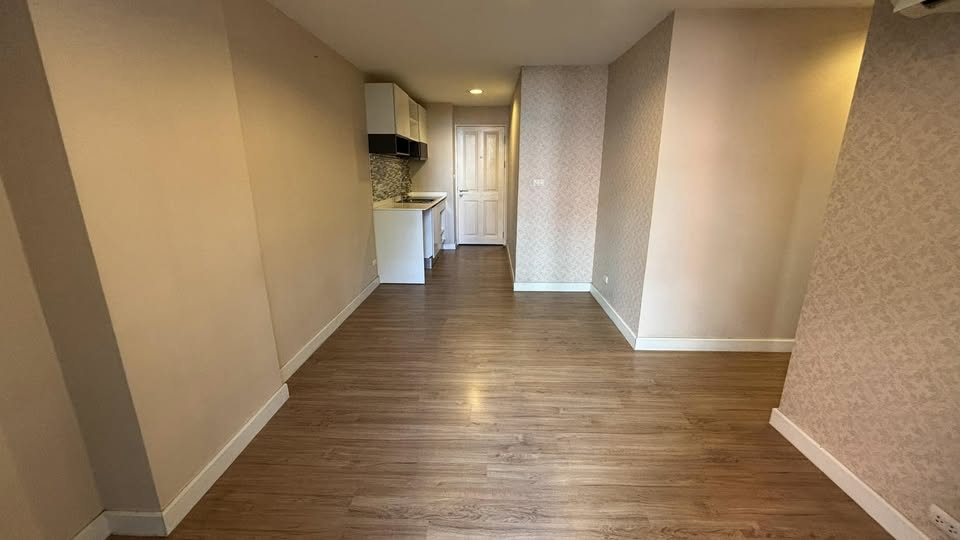 2-bedroom, 1-bathroom 41.63 sqm condo at The Kris 6 Ratchada. Corner unit with garden views. For sale at THB 3.29M or rent at THB 10K/month. Near MRT Sutthisan & Huai Khwang.