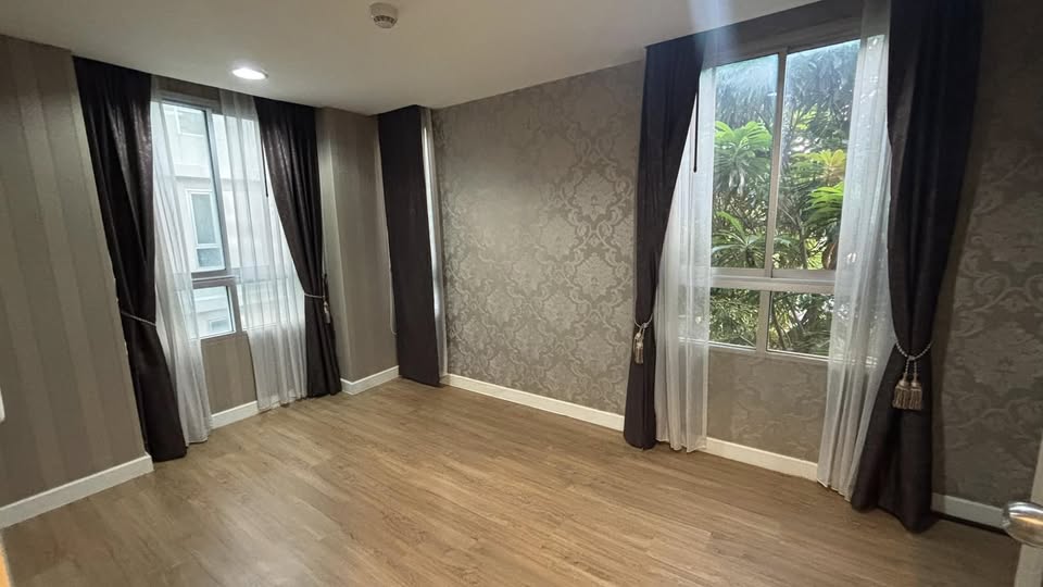 2-bedroom, 1-bathroom 41.63 sqm condo at The Kris 6 Ratchada. Corner unit with garden views. For sale at THB 3.29M or rent at THB 10K/month. Near MRT Sutthisan & Huai Khwang.