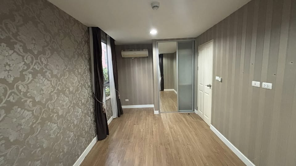 2-bedroom, 1-bathroom 41.63 sqm condo at The Kris 6 Ratchada. Corner unit with garden views. For sale at THB 3.29M or rent at THB 10K/month. Near MRT Sutthisan & Huai Khwang.