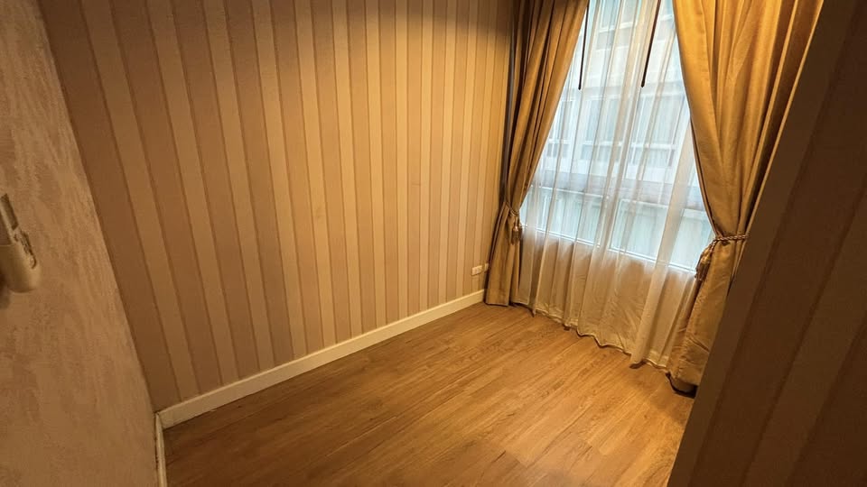 2-bedroom, 1-bathroom 41.63 sqm condo at The Kris 6 Ratchada. Corner unit with garden views. For sale at THB 3.29M or rent at THB 10K/month. Near MRT Sutthisan & Huai Khwang.