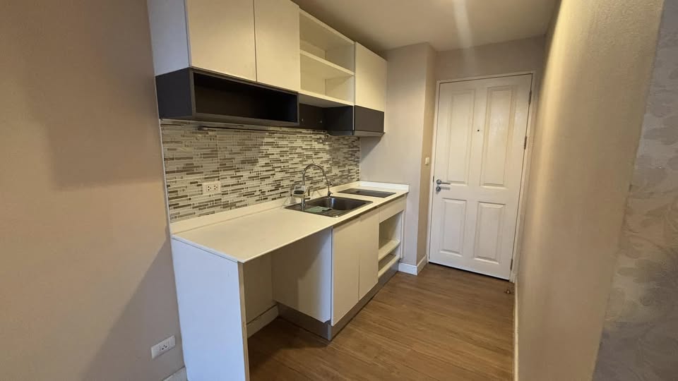 2-bedroom, 1-bathroom 41.63 sqm condo at The Kris 6 Ratchada. Corner unit with garden views. For sale at THB 3.29M or rent at THB 10K/month. Near MRT Sutthisan & Huai Khwang.