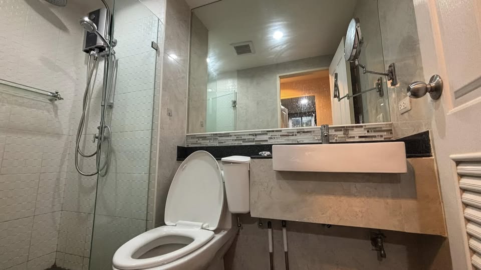 2-bedroom, 1-bathroom 41.63 sqm condo at The Kris 6 Ratchada. Corner unit with garden views. For sale at THB 3.29M or rent at THB 10K/month. Near MRT Sutthisan & Huai Khwang.