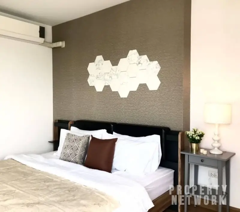 ully furnished 2-bedroom condo on the 40th floor of Supalai Park Ekamai Thonglor with city skyline views.