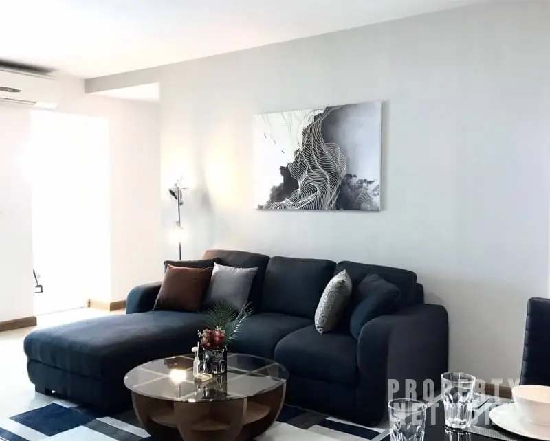 ully furnished 2-bedroom condo on the 40th floor of Supalai Park Ekamai Thonglor with city skyline views.