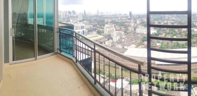 ully furnished 2-bedroom condo on the 40th floor of Supalai Park Ekamai Thonglor with city skyline views.