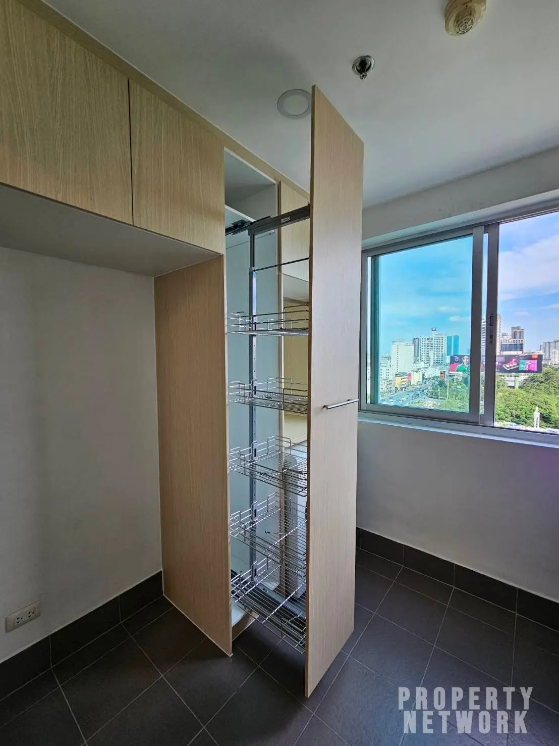 Exterior view of Supalai Park Ekamai Thonglor, featuring a modern high-rise building with stunning city views and premium facilities like a swimming pool and gym.