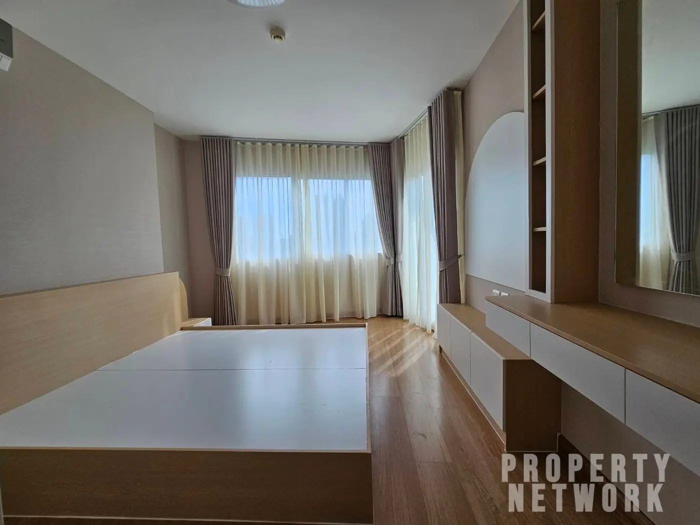 Exterior view of Supalai Park Ekamai Thonglor, featuring a modern high-rise building with stunning city views and premium facilities like a swimming pool and gym.
