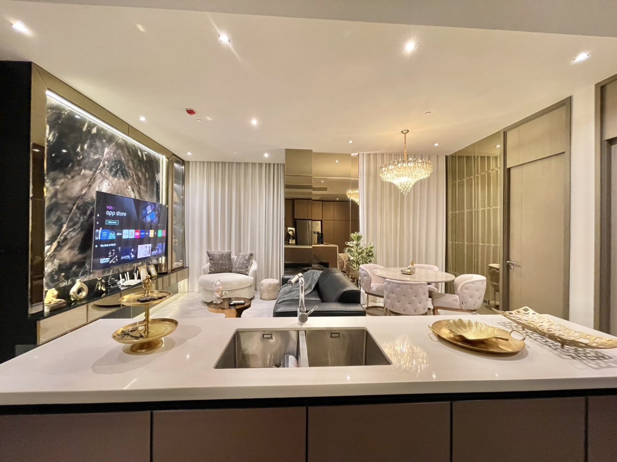 2-bed 2-bath 80 sqm condo at Hyde Heritage Thonglor. Luxurious amenities, city views, and prime Sukhumvit location. Rent 130K/month, negotiable.