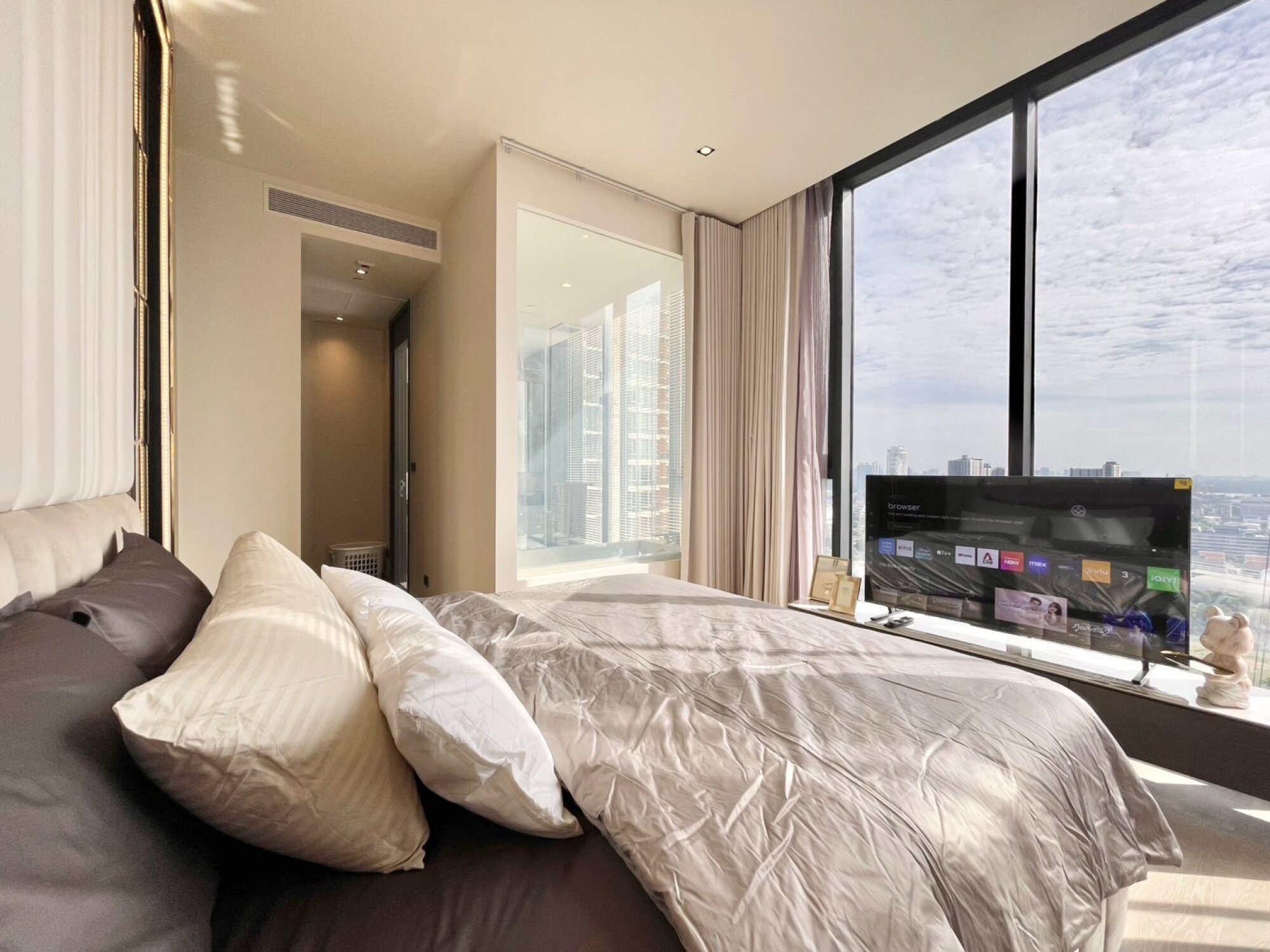2-bed 2-bath 80 sqm condo at Hyde Heritage Thonglor. Luxurious amenities, city views, and prime Sukhumvit location. Rent 130K/month, negotiable.