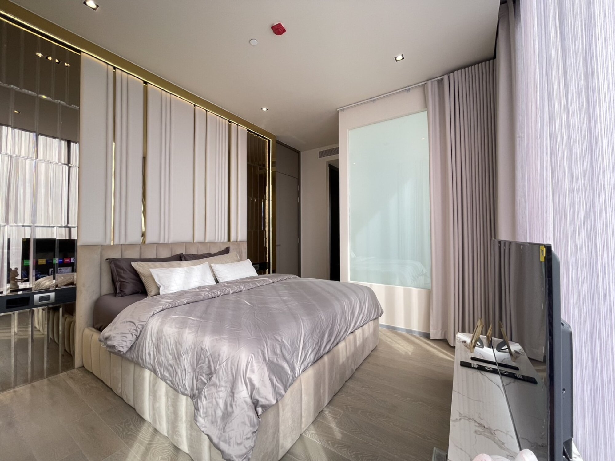 2-bed 2-bath 80 sqm condo at Hyde Heritage Thonglor. Luxurious amenities, city views, and prime Sukhumvit location. Rent 130K/month, negotiable.