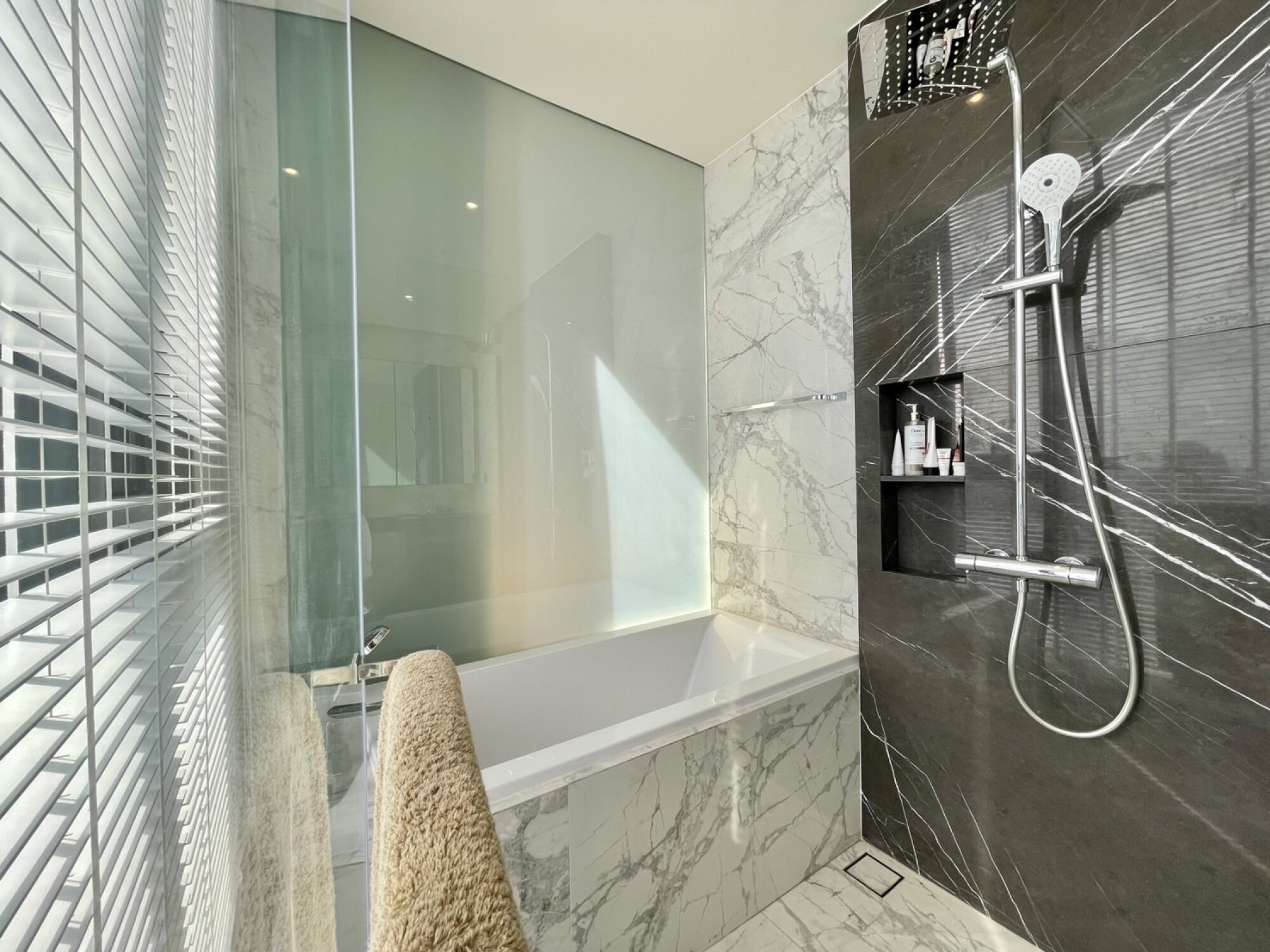 2-bed 2-bath 80 sqm condo at Hyde Heritage Thonglor. Luxurious amenities, city views, and prime Sukhumvit location. Rent 130K/month, negotiable.