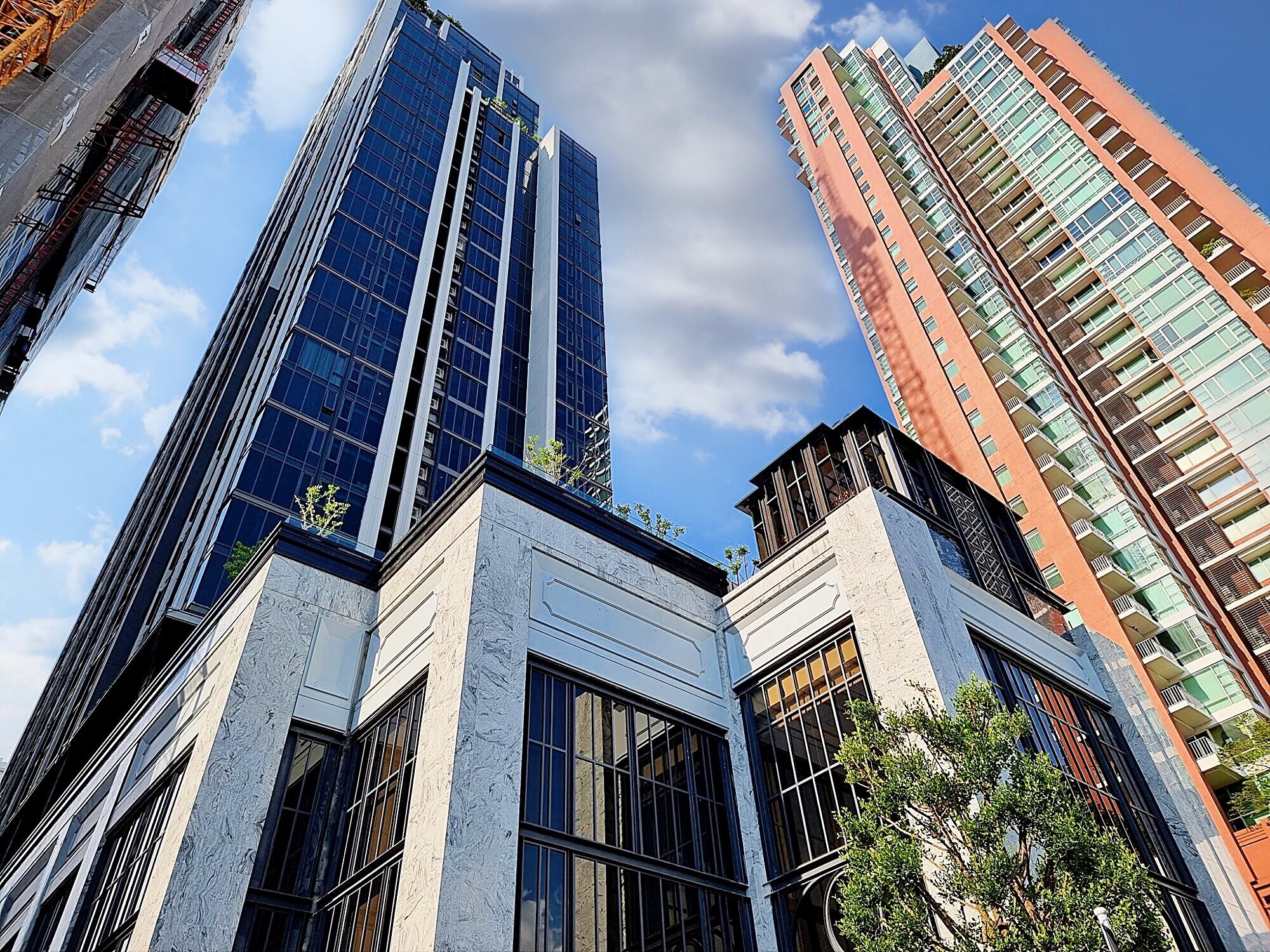 2-bed 2-bath 80 sqm condo at Hyde Heritage Thonglor. Luxurious amenities, city views, and prime Sukhumvit location. Rent 130K/month, negotiable.