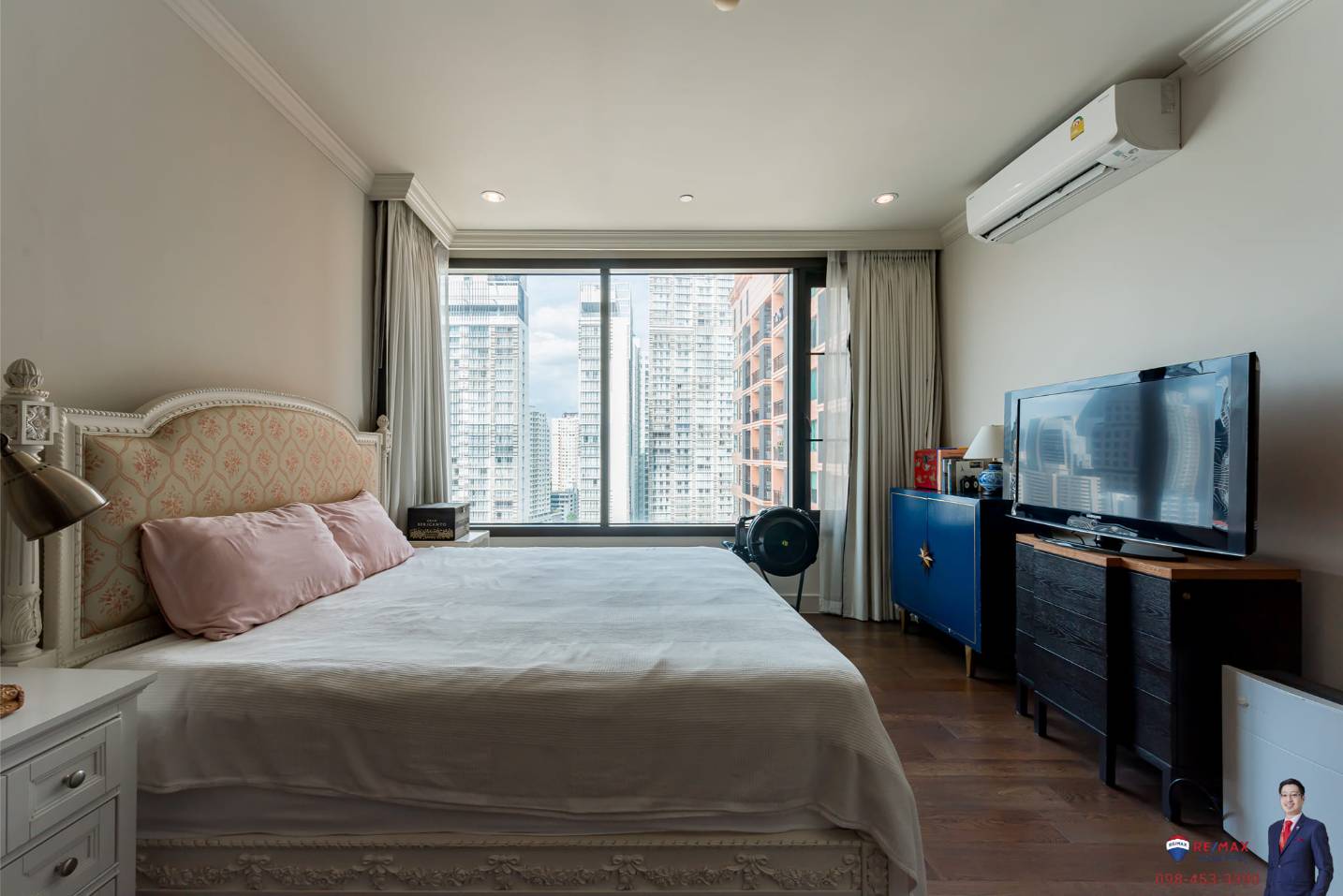 Rare corner 2-bed condo at Aguston Sukhumvit 22. 95.69 sqm, pet-friendly, 161k THB/sq.m. Near BTS Phrom Phong. Luxurious design. Contact us now!