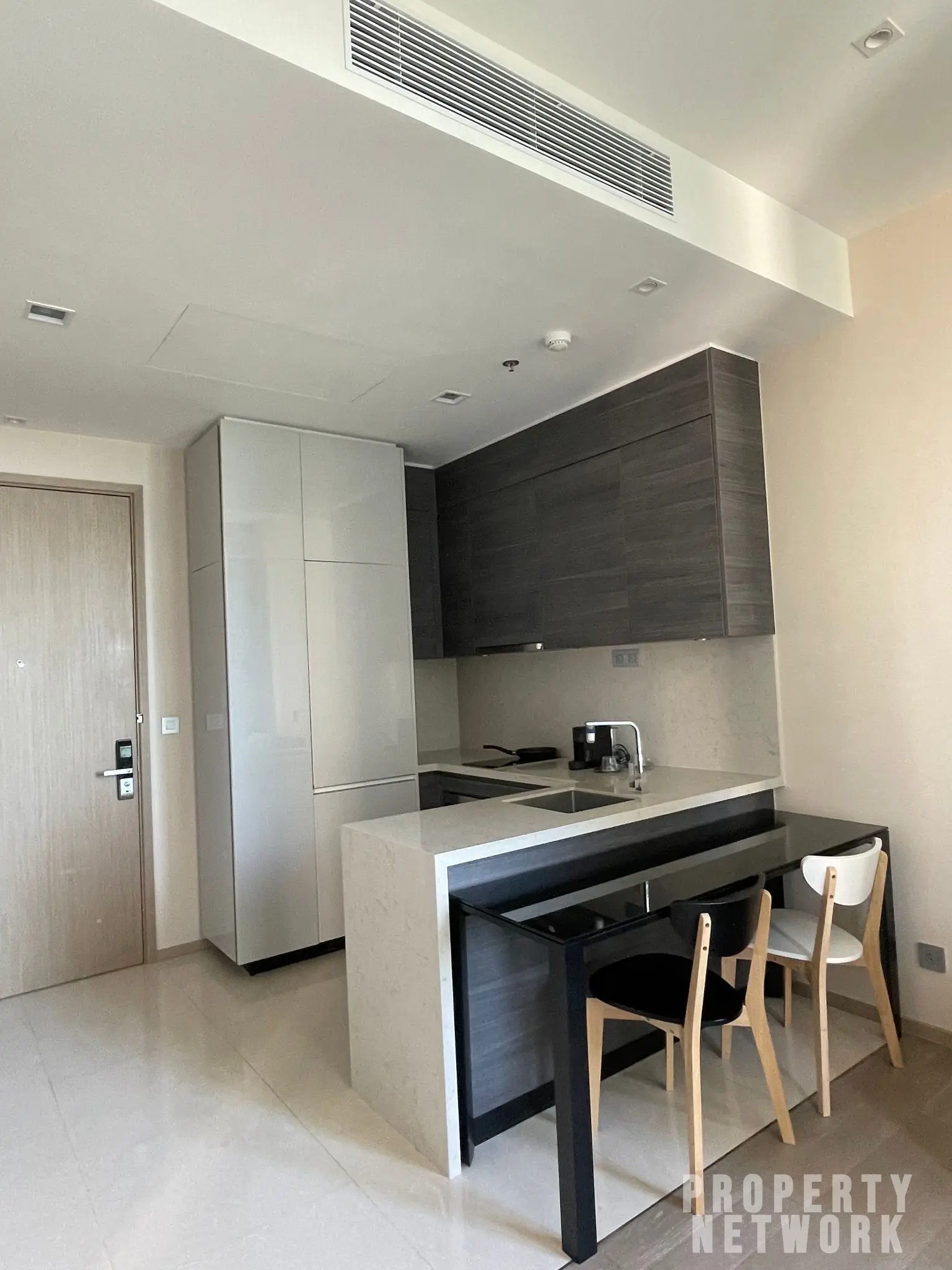 1-Bedroom, 1-Bath, 47sqm The Esse Asoke for Rent 35K/Month or Sale 9.9M, 520m to MRT Sukhumvit, Fully Furnished, Luxury Living in Sukhumvit, Bangkok.
