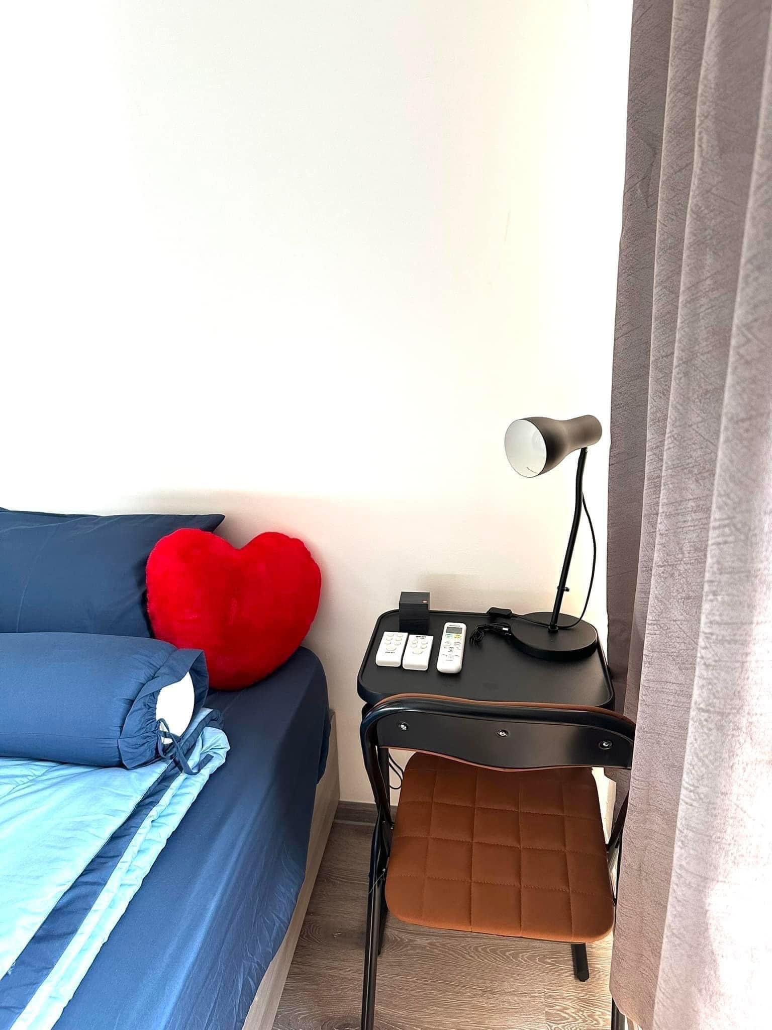 Fully furnished 1-bedroom condo, 28 sqm, at Knightsbridge Prime Onnut. High floor, city views, near BTS Onnut and Big C Onnut. Perfect for urban living.
