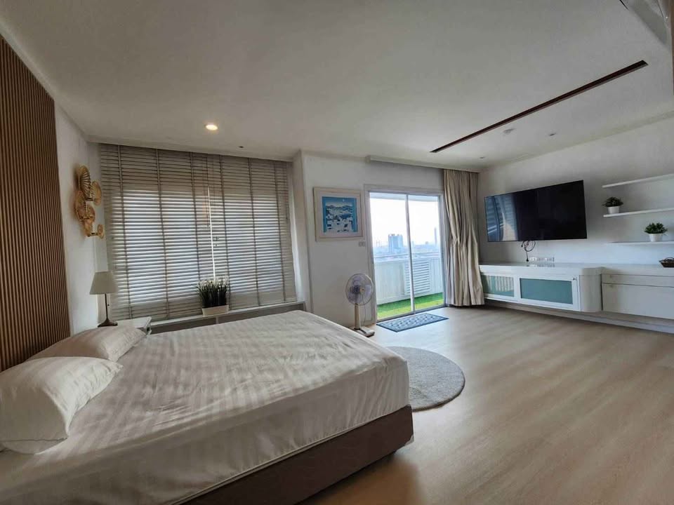 Spacious 2-bedroom, 2-bathroom penthouse at Sathorn Happyland Condo, 164 sqm, stunning views, cat-friendly, near BTS Saint Louis and Chong Nonsi.
