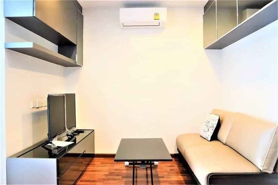 Modern 1-bed 1-bath 26.65 sqm condo at Wish Signature Midtown Siam. Fully furnished, great amenities. Rent for 19K or Sale at 4.5M THB.