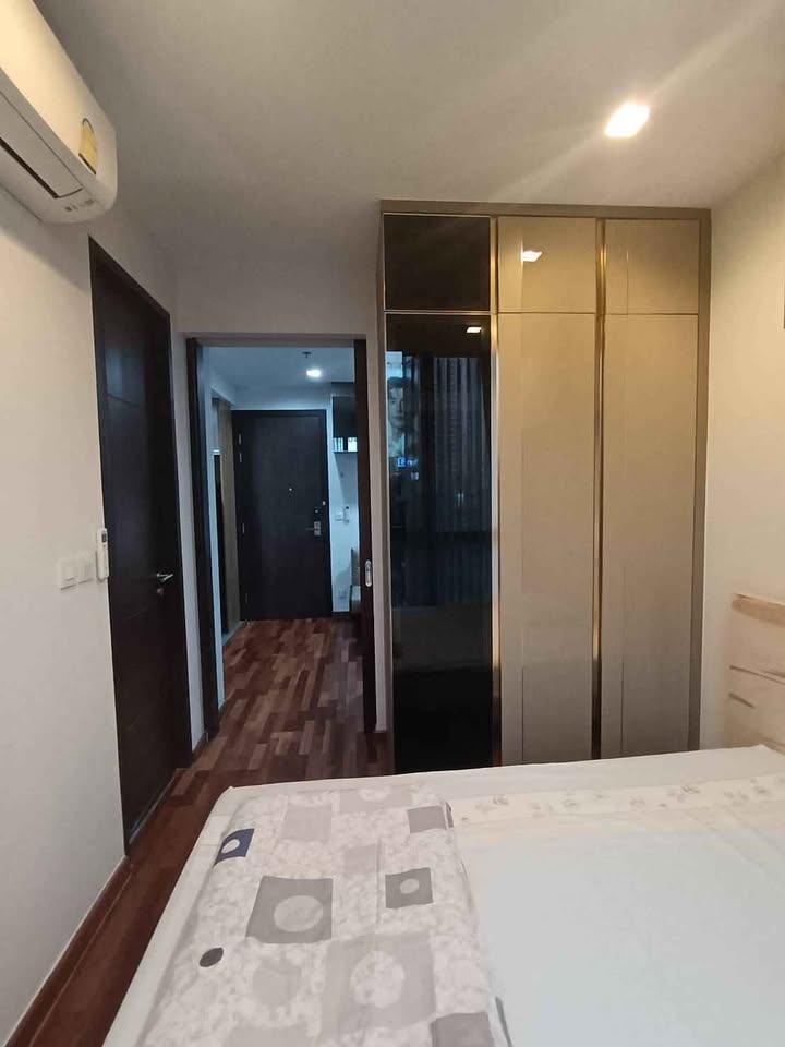Modern 1-bed 1-bath 26.65 sqm condo at Wish Signature Midtown Siam. Fully furnished, great amenities. Rent for 19K or Sale at 4.5M THB.