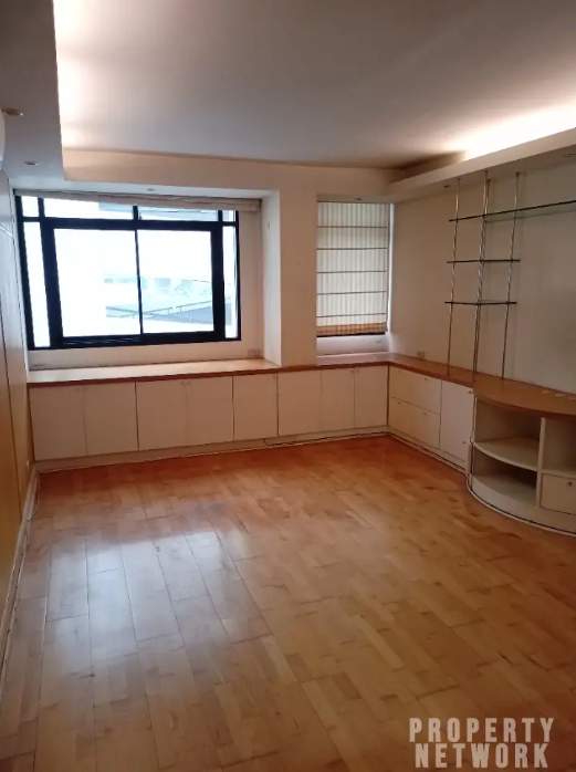 Spacious 1-Bedroom 1-Bathroom 52 sqm condo at Pipat Place For Sale ฿5,150,000. Just 360m from BTS Chong Nonsi. Great location in Silom, Bang Rak!