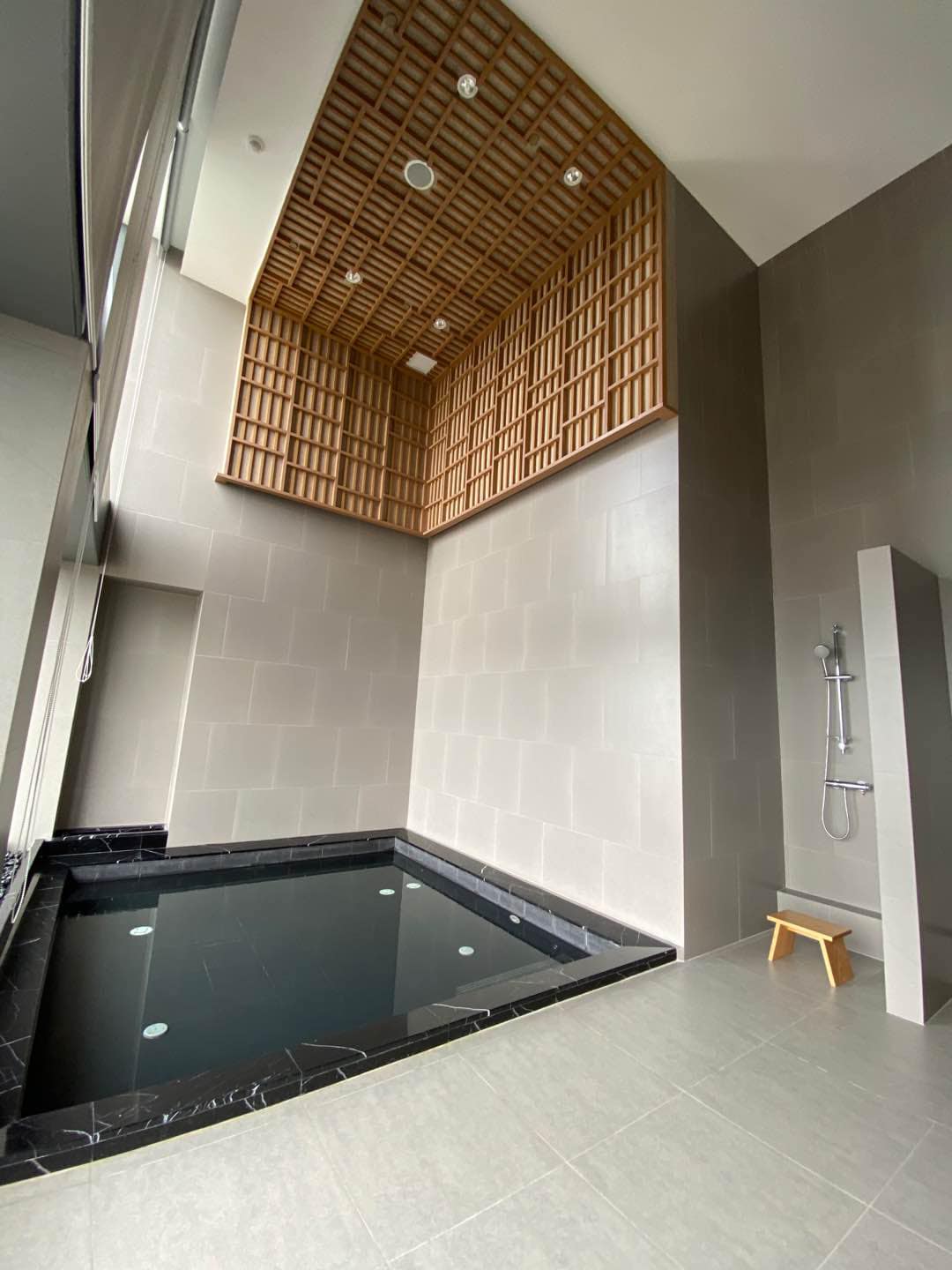 Luxury 2-Bedroom, 2-Bathroom, 77 sqm condo at The Esse at Singha Complex for rent ฿75,000/month. High floor, skyline view, fully furnished, MRT Phetchaburi.