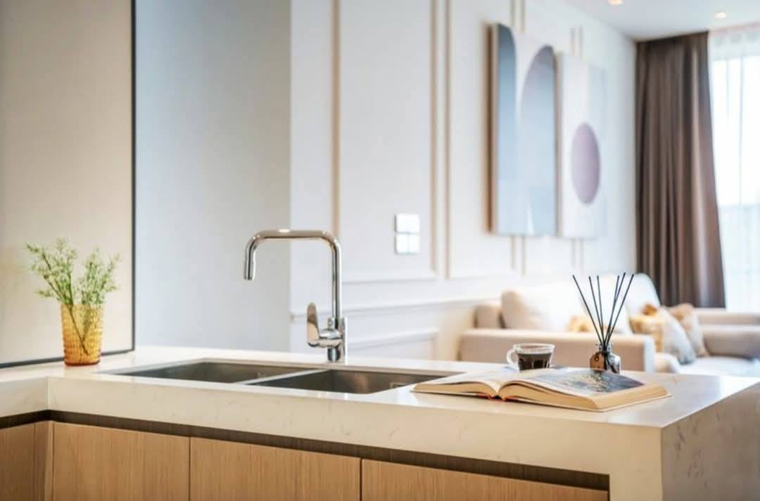 Luxury 2-bed, 2-bath, 80.26 sqm condo at BEATNIQ Sukhumvit 32, for rent at 90,000 THB/month. 300m from BTS Thonglor. Fully furnished. Call now!