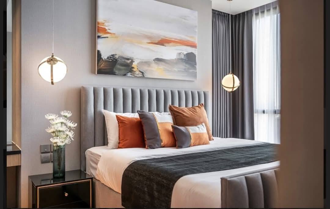 Luxury 2-bed, 2-bath, 80.26 sqm condo at BEATNIQ Sukhumvit 32, for rent at 90,000 THB/month. 300m from BTS Thonglor. Fully furnished. Call now!