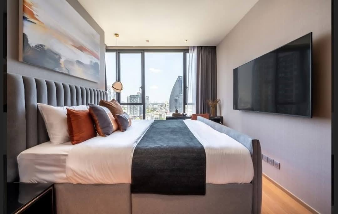 Luxury 2-bed, 2-bath, 80.26 sqm condo at BEATNIQ Sukhumvit 32, for rent at 90,000 THB/month. 300m from BTS Thonglor. Fully furnished. Call now!