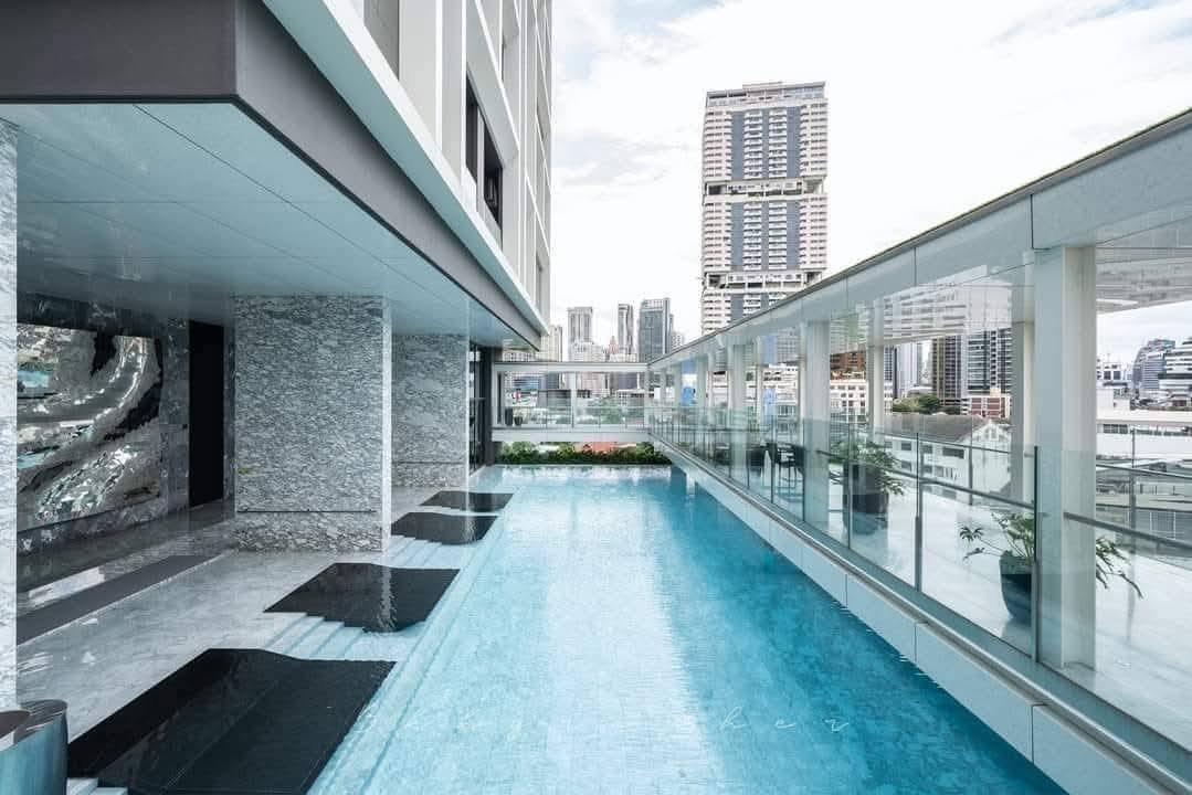 Luxury 2-bed, 2-bath, 80.26 sqm condo at BEATNIQ Sukhumvit 32, for rent at 90,000 THB/month. 300m from BTS Thonglor. Fully furnished. Call now!