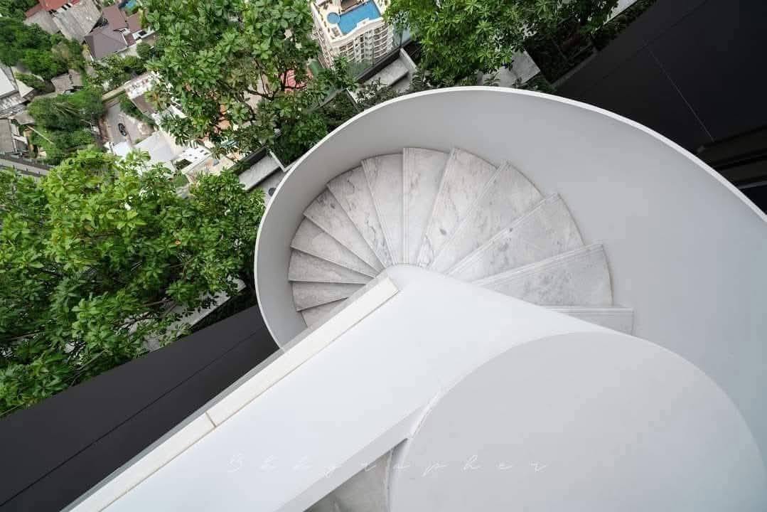 Luxury 2-bed, 2-bath, 80.26 sqm condo at BEATNIQ Sukhumvit 32, for rent at 90,000 THB/month. 300m from BTS Thonglor. Fully furnished. Call now!