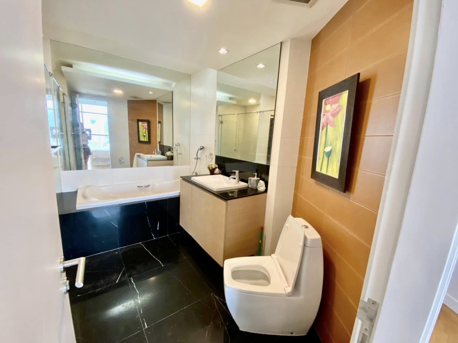 2-Bedroom 2-Bathroom 139.4sqm Urbana Sathorn for Sale 24M THB, Near BTS Chong Nonsi, Fully Furnished, Luxury Living in Bangkok's Prime Location