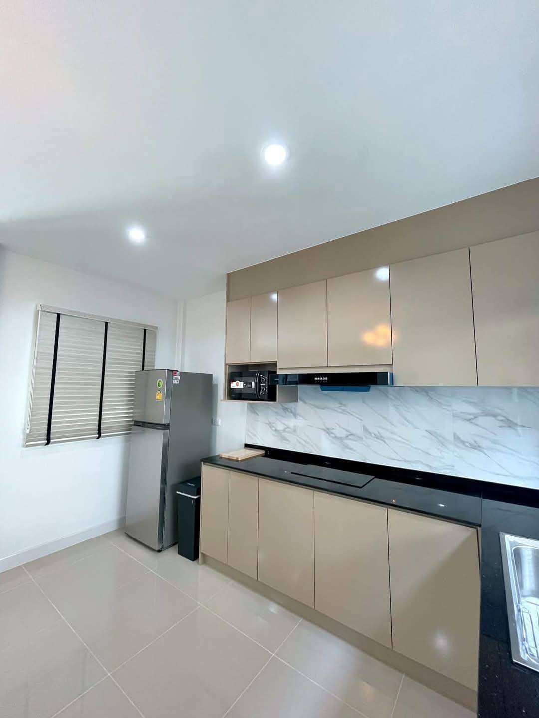 Exterior view of a modern 3-bedroom townhome in Grande Pleno Sukhumvit-Bangna.
