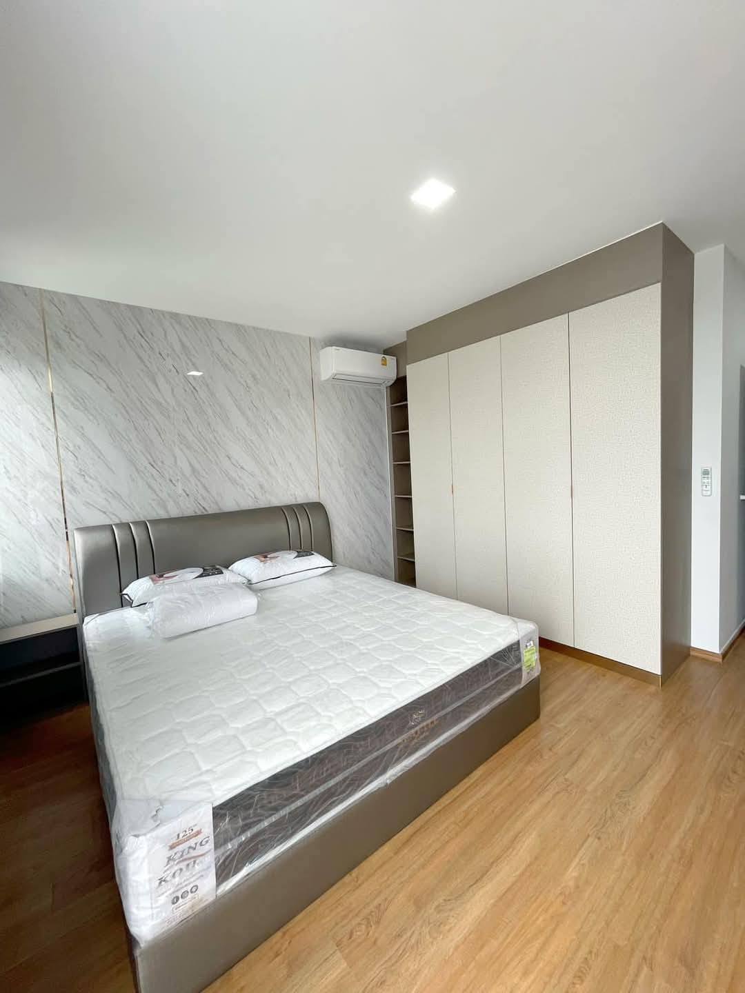 Exterior view of a modern 3-bedroom townhome in Grande Pleno Sukhumvit-Bangna.