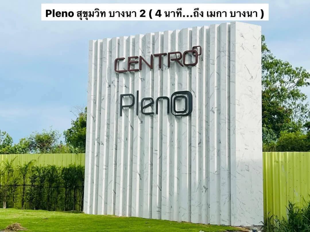 Exterior view of a modern 3-bedroom townhome in Grande Pleno Sukhumvit-Bangna.