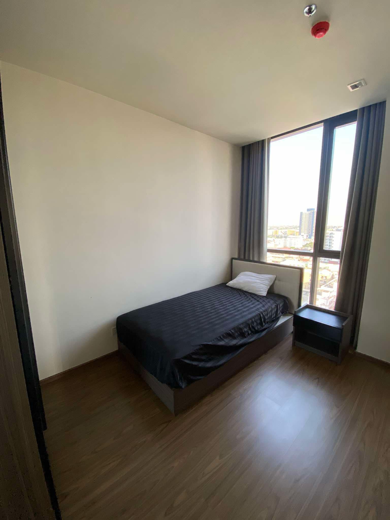 Modern 2-bed, 2-bath, 70 sqm corner unit at The Line Sukhumvit 71. 7 mins to BTS Phra Khanong. Pool, gym, co-working space. Rent ฿40K/month.