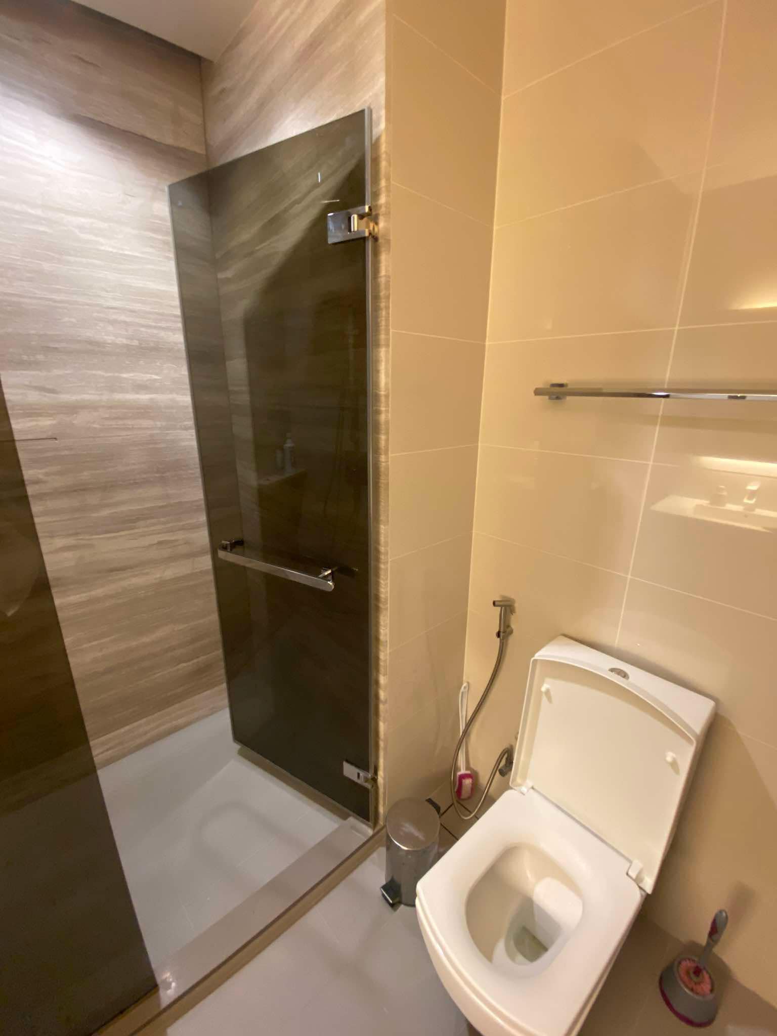 Modern 2-bed, 2-bath, 70 sqm corner unit at The Line Sukhumvit 71. 7 mins to BTS Phra Khanong. Pool, gym, co-working space. Rent ฿40K/month.