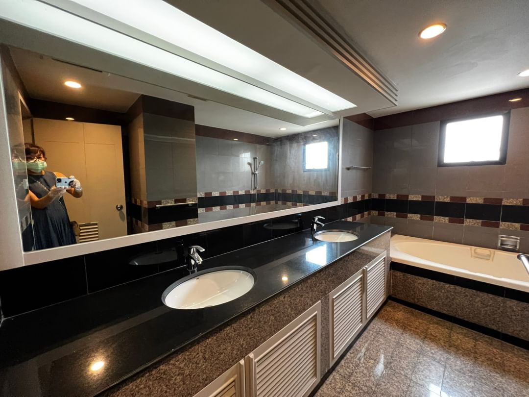 President Park, 4-Bedroom Condo Bangkok, Luxury Condo for Rent, Sukhumvit 24 Condo, Bangkok Rental Property, High-End Condo Bangkok, Condo Near Phrom Phong BTS