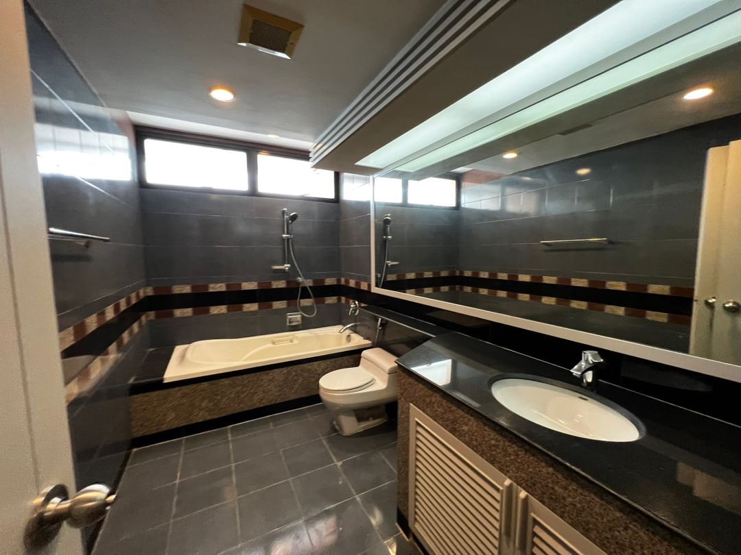 President Park, 4-Bedroom Condo Bangkok, Luxury Condo for Rent, Sukhumvit 24 Condo, Bangkok Rental Property, High-End Condo Bangkok, Condo Near Phrom Phong BTS